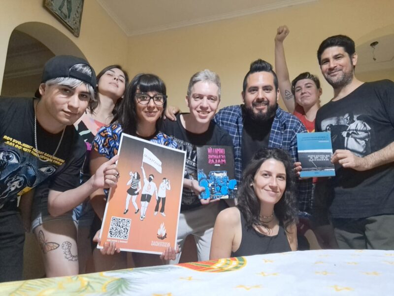 Desde mayo de 2018, Revista Resistencias hace honor a su nombre. En un contexto político marcado por la precarización, la concentración y el desmantelamiento mediático, este medio cooperativo y autogestionado funciona como una trinchera de pensamiento crítico y militancia de vocación. Nació en el Área Metropolitana de Buenos Aires y forma parte de la Red de Medios Digitales. Actualmente, según cuenta su referente Mariana Di Mauro, sostiene con esfuerzo su apuesta por la construcción de sentido desde “lo popular”.